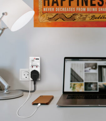 LogiLink adapterstekker met 2x USB-poort, Eurostopcontacten randaardestopcontact, wit