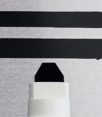 SAKURA metaalmarker, extra breed, 10 mm, zwart