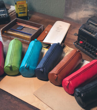 Blauwe lederen slobbermand