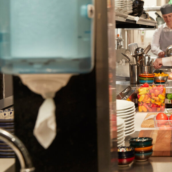 Tork Reflex-dispenser voor in rol gedraaide reinigingsdoeken Mini, turkoois/wit