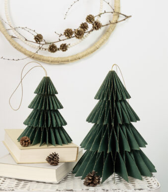 Honingraatwanddecoratie Klassieke Kerstbomen, set van 2, maten klein/middel