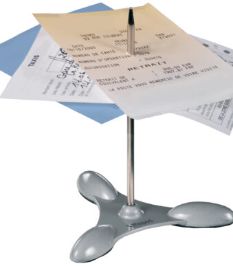 Maped liaspen, sokkel en naald van metaal, zilver