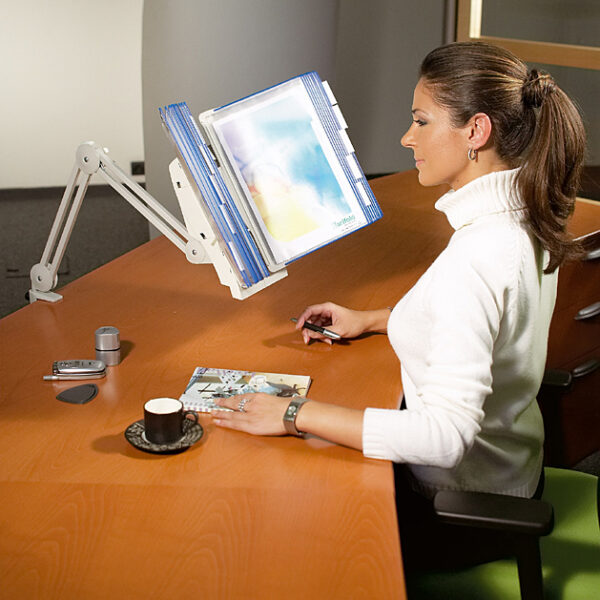 Zwenkarm met tafelklem, lichtgrijs.