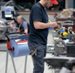 Tork schoonmaakrolhouder voor de vloer, metaal/kunststof, rood/zwart.