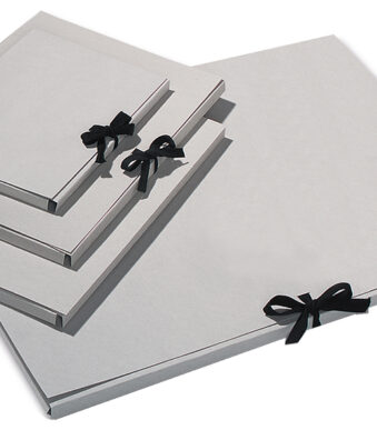 Tekenmapje van grijskarton, formaat A3, met koordje.