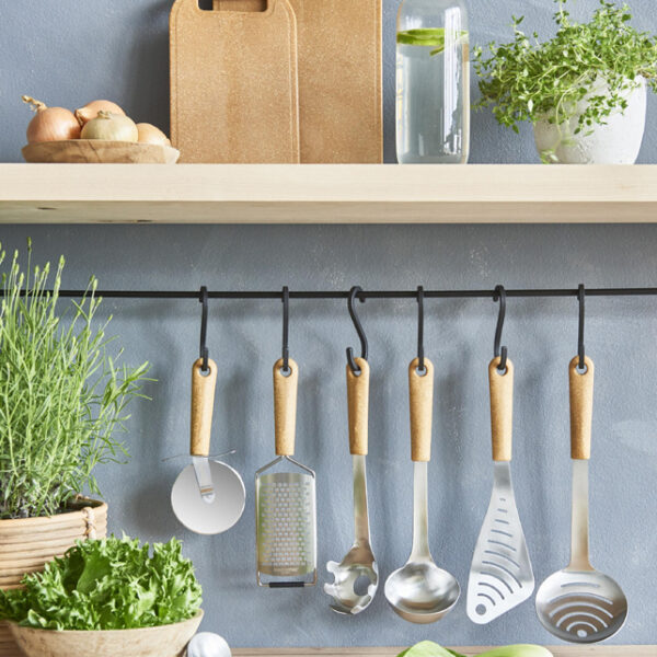 Soeplepel van biokunststof met houten greep