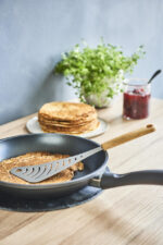 Biovriendelijke pannenkeerderspatel met gekloofd houtkleurig handvat