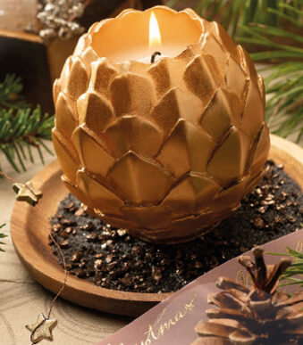 Pijnboomkaarsbal in goudkleur