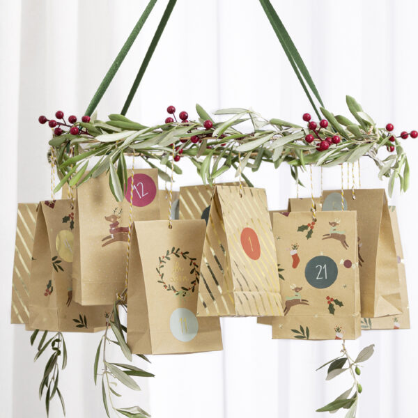 Adventskalender met 24 papieren zakjes, rendierpatroon
