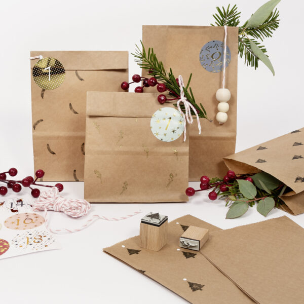 Papieren adventkalender met naturel papieren zakjes, bruin.