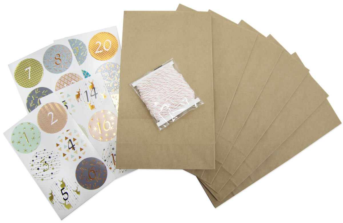 Papieren adventkalender met naturel papieren zakjes, bruin.