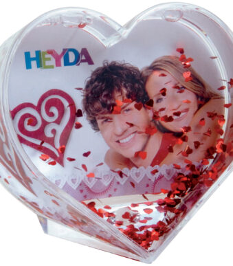 Sneeuwbol met hartjeshartjes