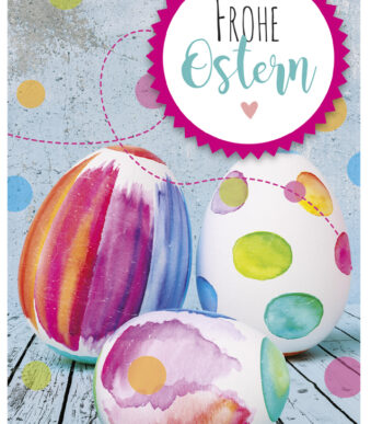 Paasgroetkaart: Kleurrijke eieren op houten plank.