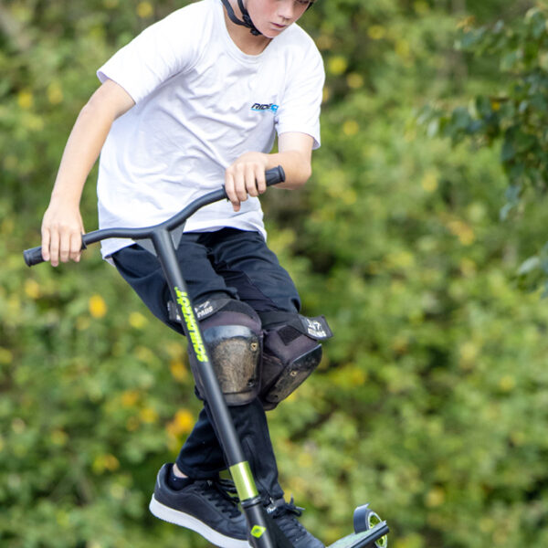 Toffe stuntstepper voor in het bos