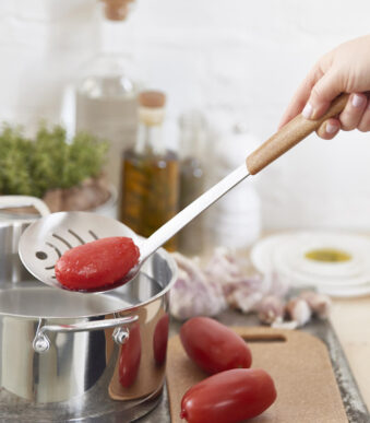 Biologische pollepel met houten handvat