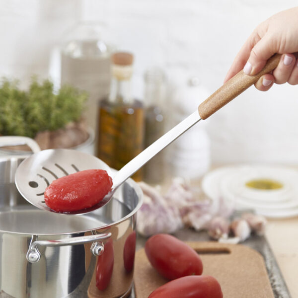 Biologische pollepel met houten handvat