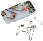 Veiligheidsspelden in metalen blik, zilverkleurig.