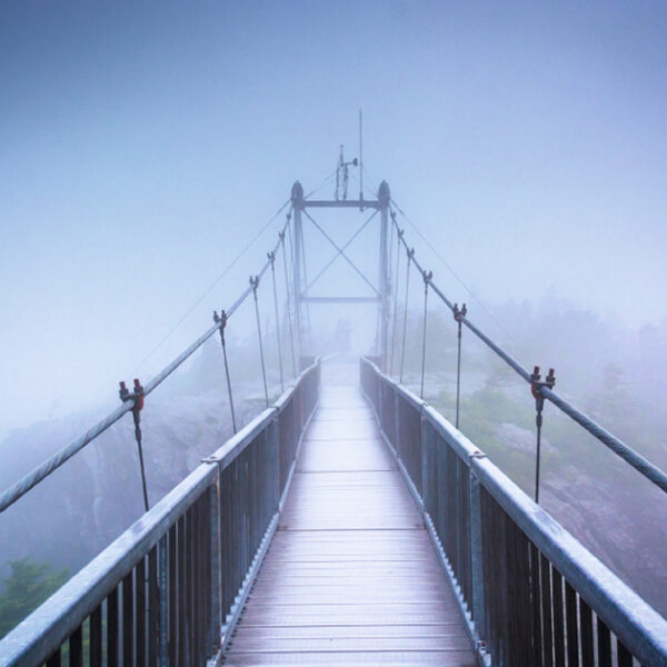 Wandplaat 'Swinging Bridge', van acrylglas.