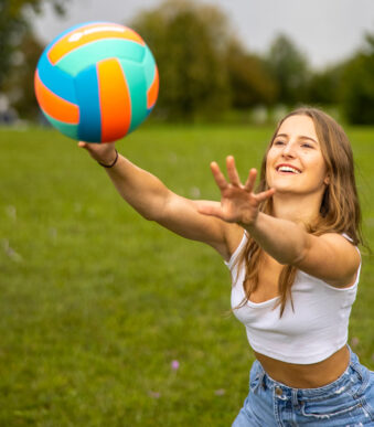 Neopreen strandbal tropisch motief, maat 5