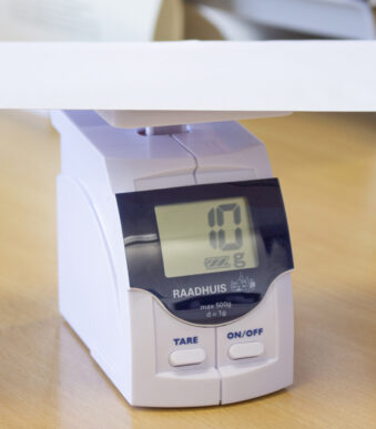 RAADHUIS Digitale brievenweegschaal, weegvermogen 500 g, wit/blauw