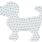 'Kleine witte stiftjesplaat in de vorm van een hondje'