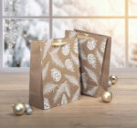 Kerstcadeauzak 'dennenappels en dennentak'